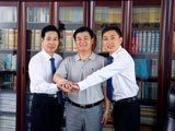 携手并进！谢建宏律师（左一）主任李晴川（中）优秀律师李权民（右）