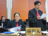法庭上的谢建宏律师（右）