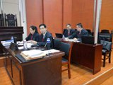 庭审中的谢建宏律师（第一排右）